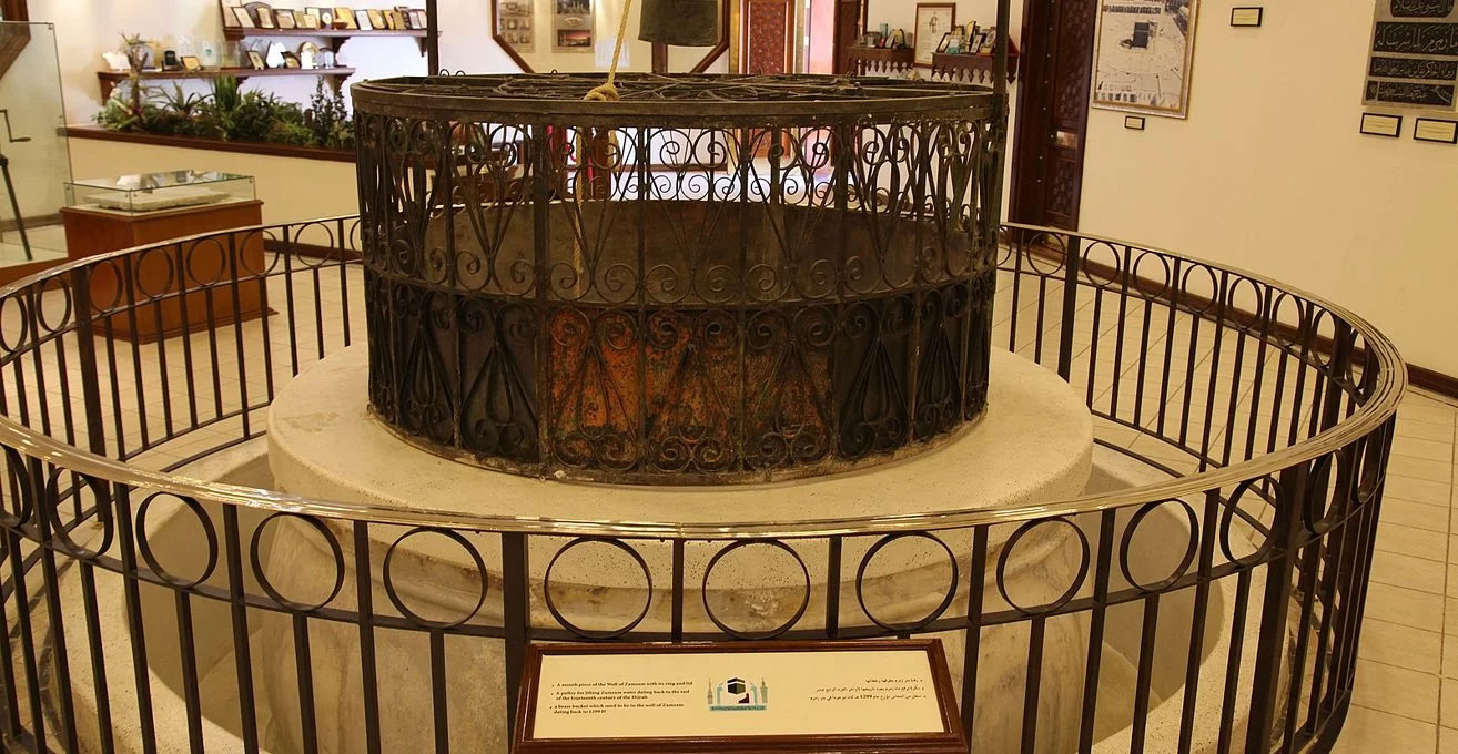 Poço de Zamzam em Makkah tem mais de quatro mil anos e bombeia cerca de 700 mil litros de água por dia sem secar