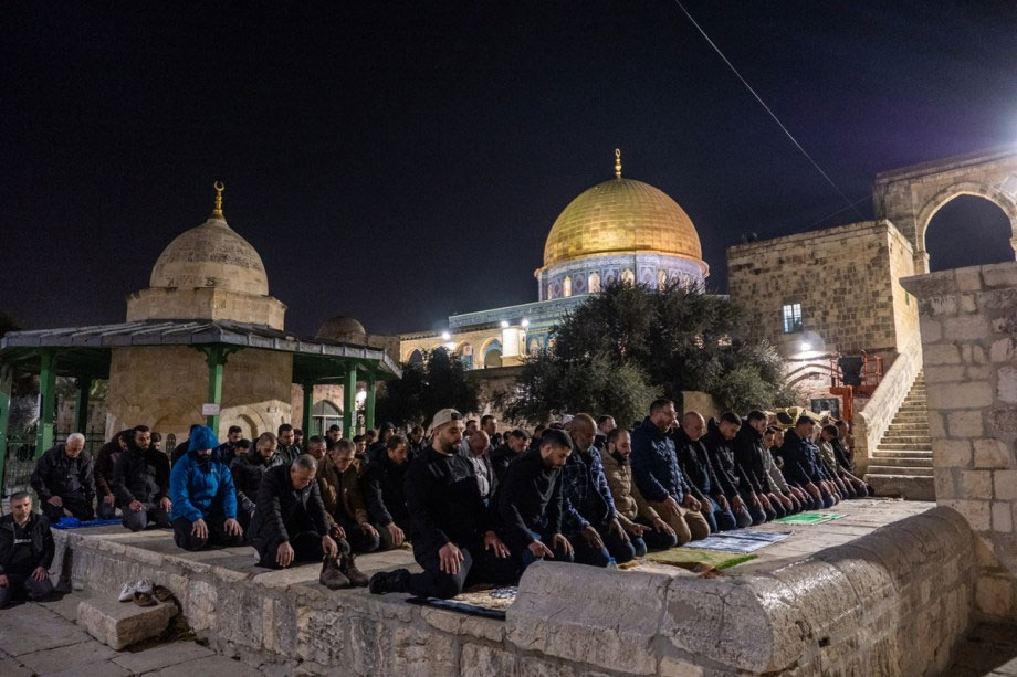 Mesquita Al-Aqsa em Jerusalém reabre após 40 dias e recebe fiéis para as orações da madrugada
