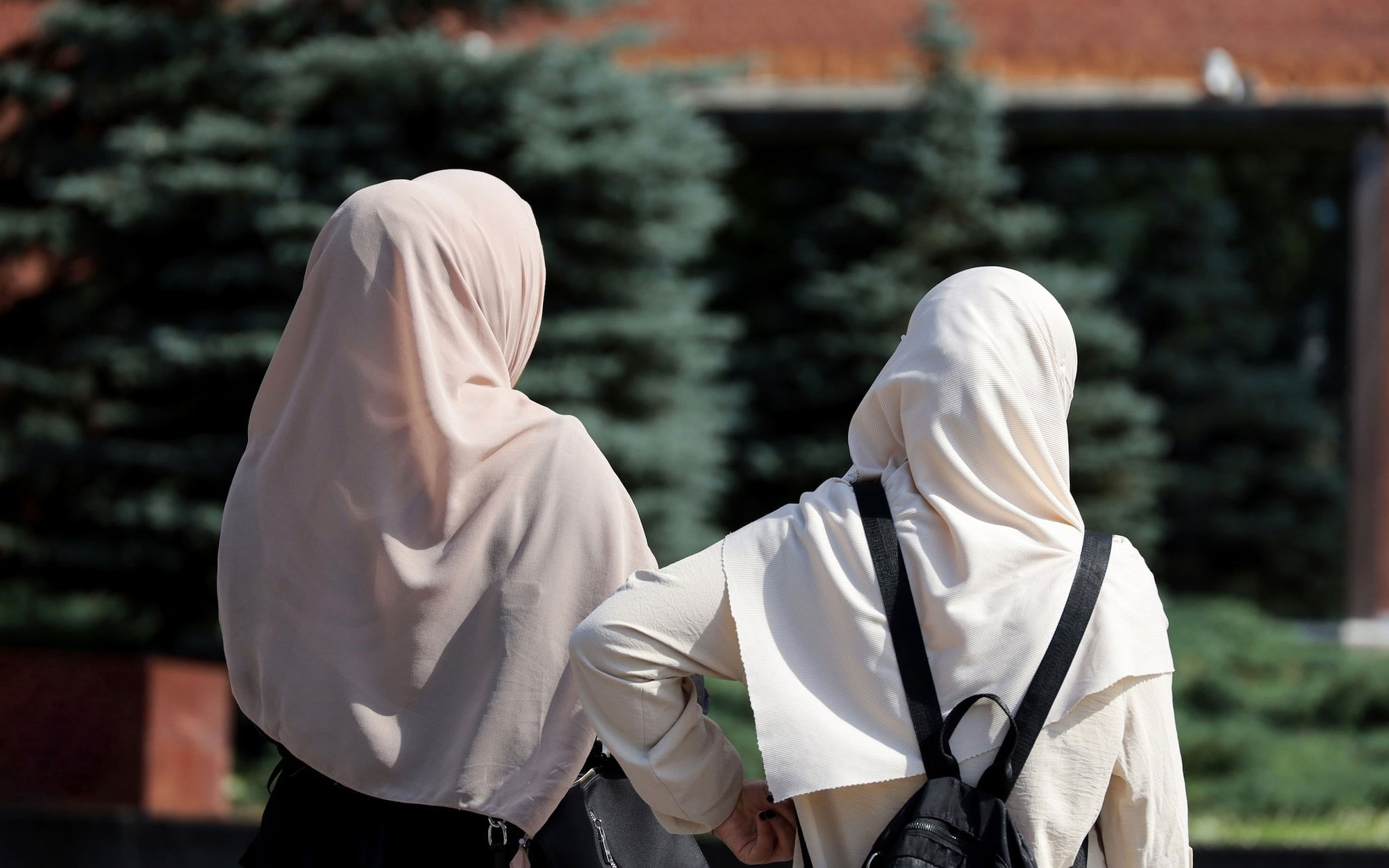 “O hijab é o nosso escudo”, explica Apa Mahmuda apelando à modéstia e resgate dos valores islâmicos