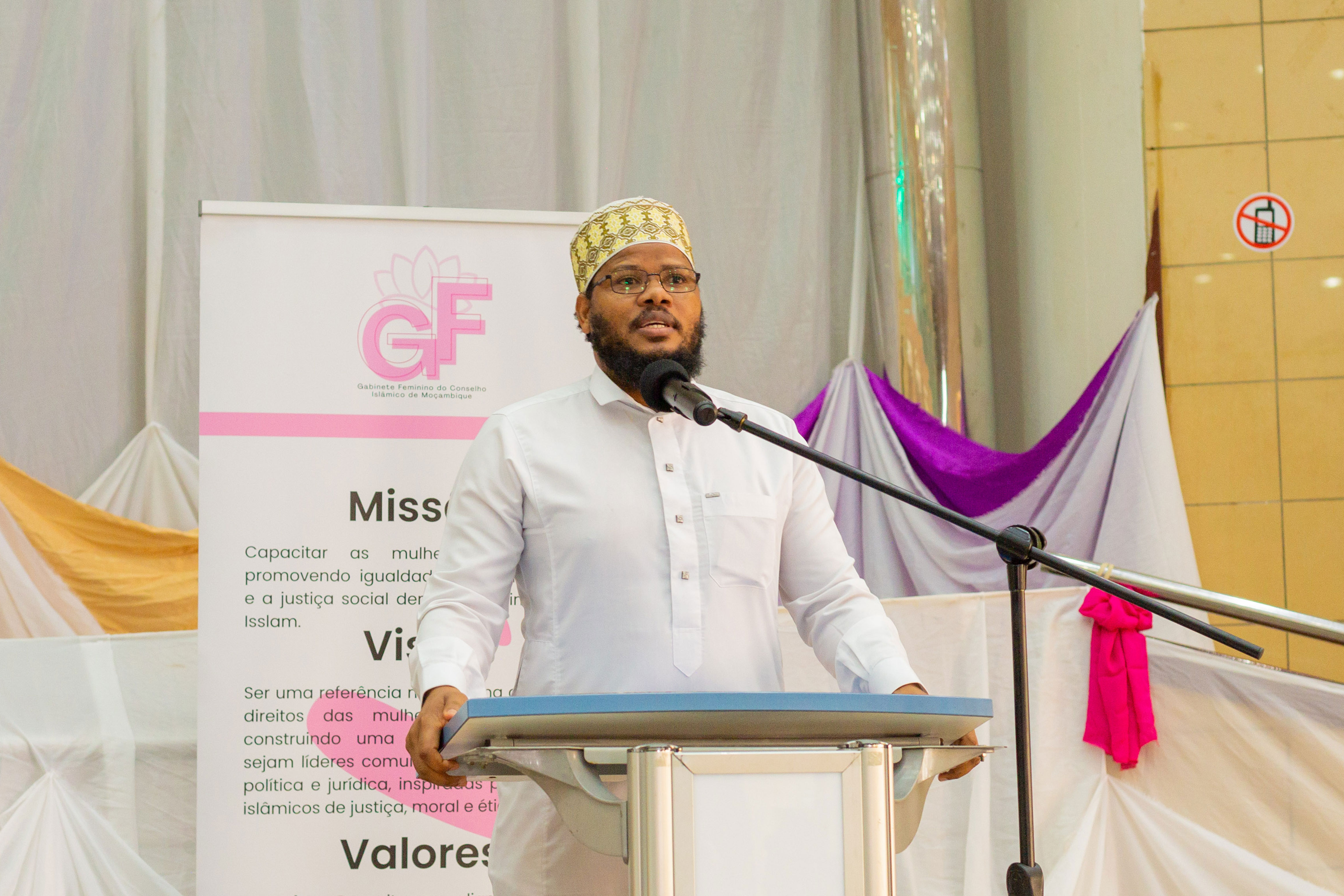 Uso do hijab é direito religioso e constitucional, afirma Sheikh Daúde Ibramogy ao criticar barreiras no ensino e emprego
