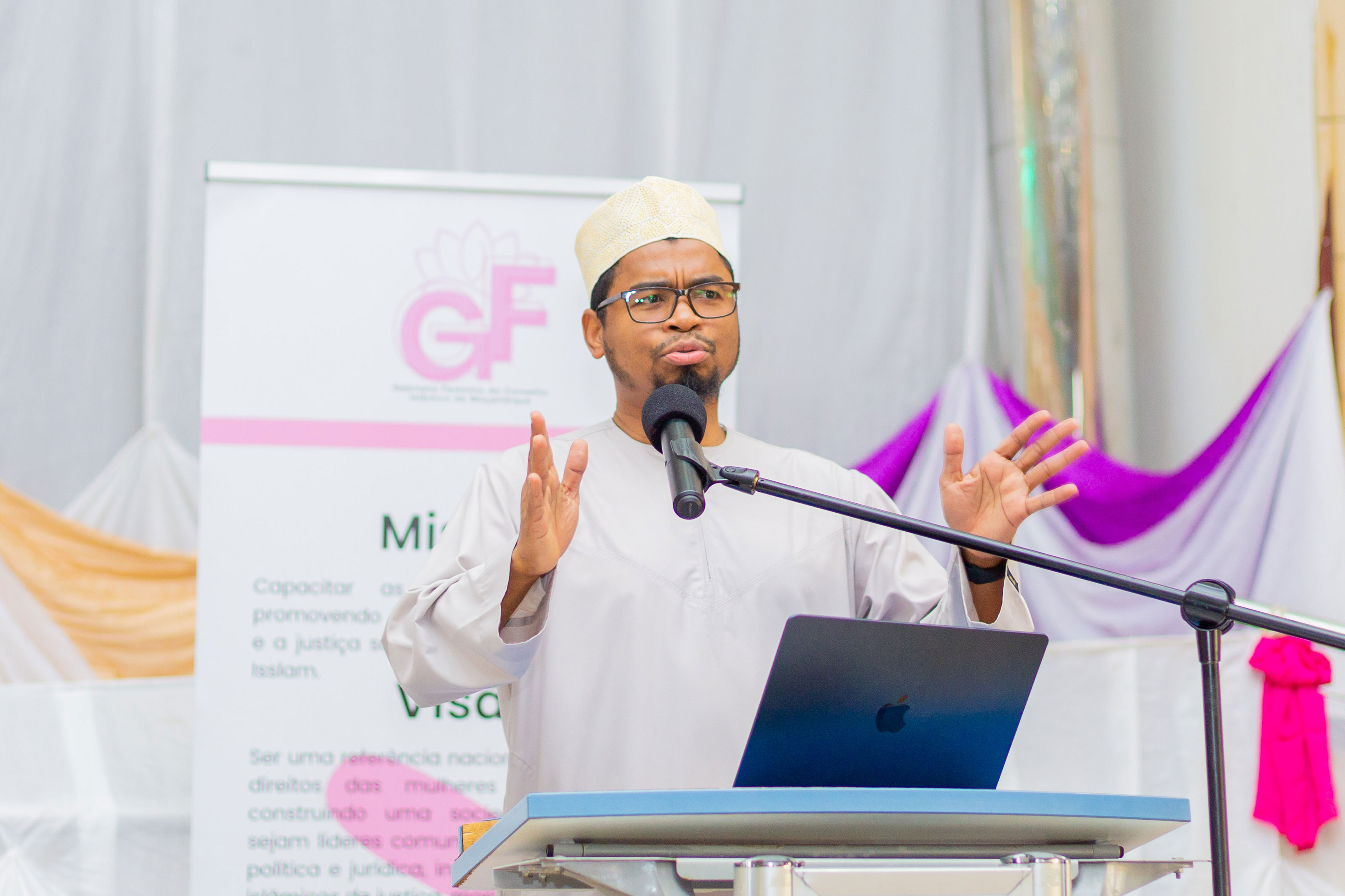 “A mulher muçulmana está a ser privada por causa da religião”, lamenta Sheikh Suleiman defendendo uso do hijab nos documentos