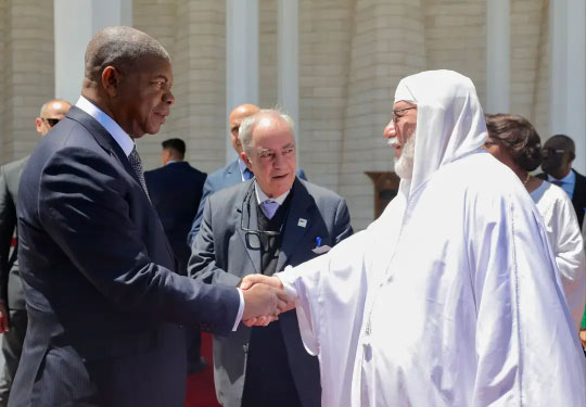 “Diferentes religiões fortalecem a paz mundial”, diz presidente angolano em visita à maior mesquita de África