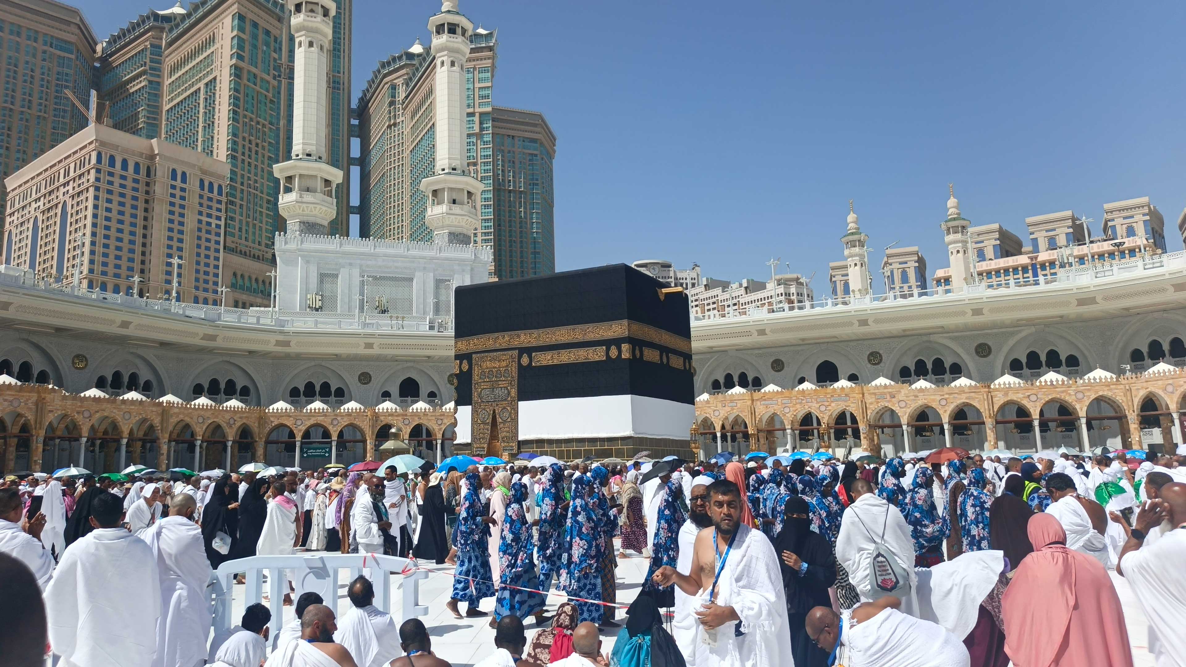 Peregrinos do Massjid Hassan e Hussein já em Makkah aguardam início do Hajj após realizarem o Umrah