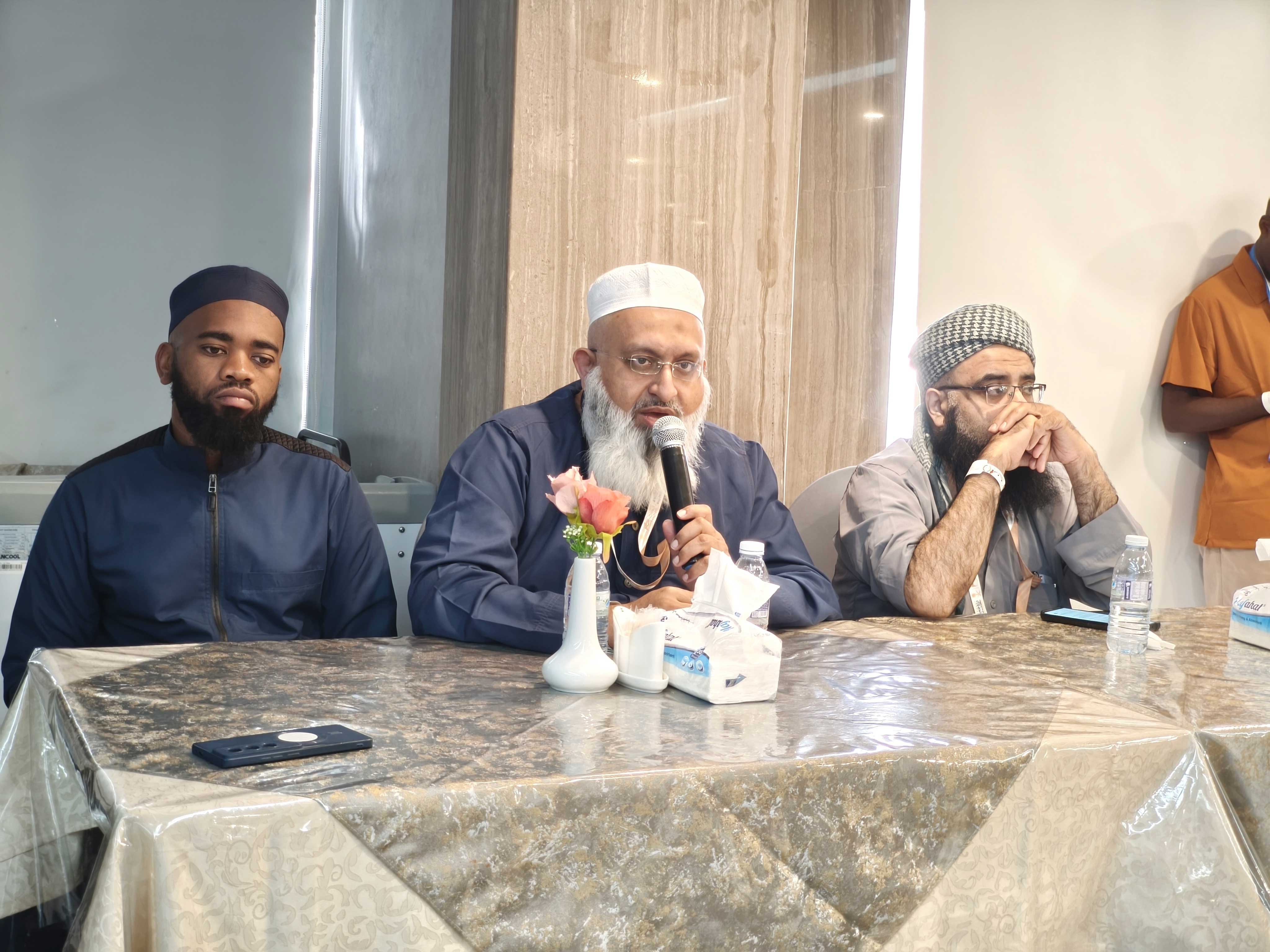 Maulanas Ilyaas e Hussein orientam peregrinos moçambicanos em Makkah antes dos dias do Hajj