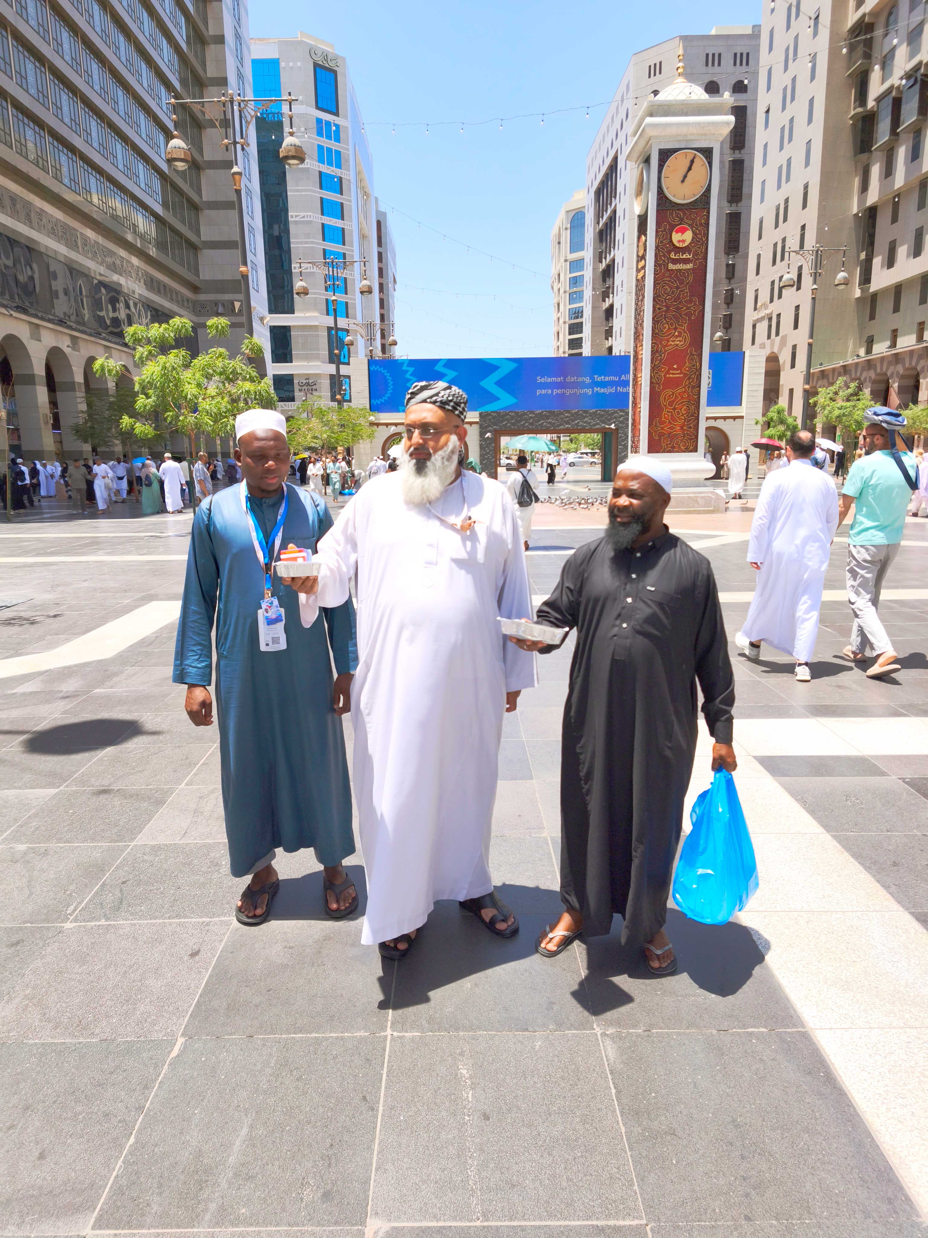 Peregrinos do Massjid Hassan e Hussein distribuem alimentos e Mussualas em Madina