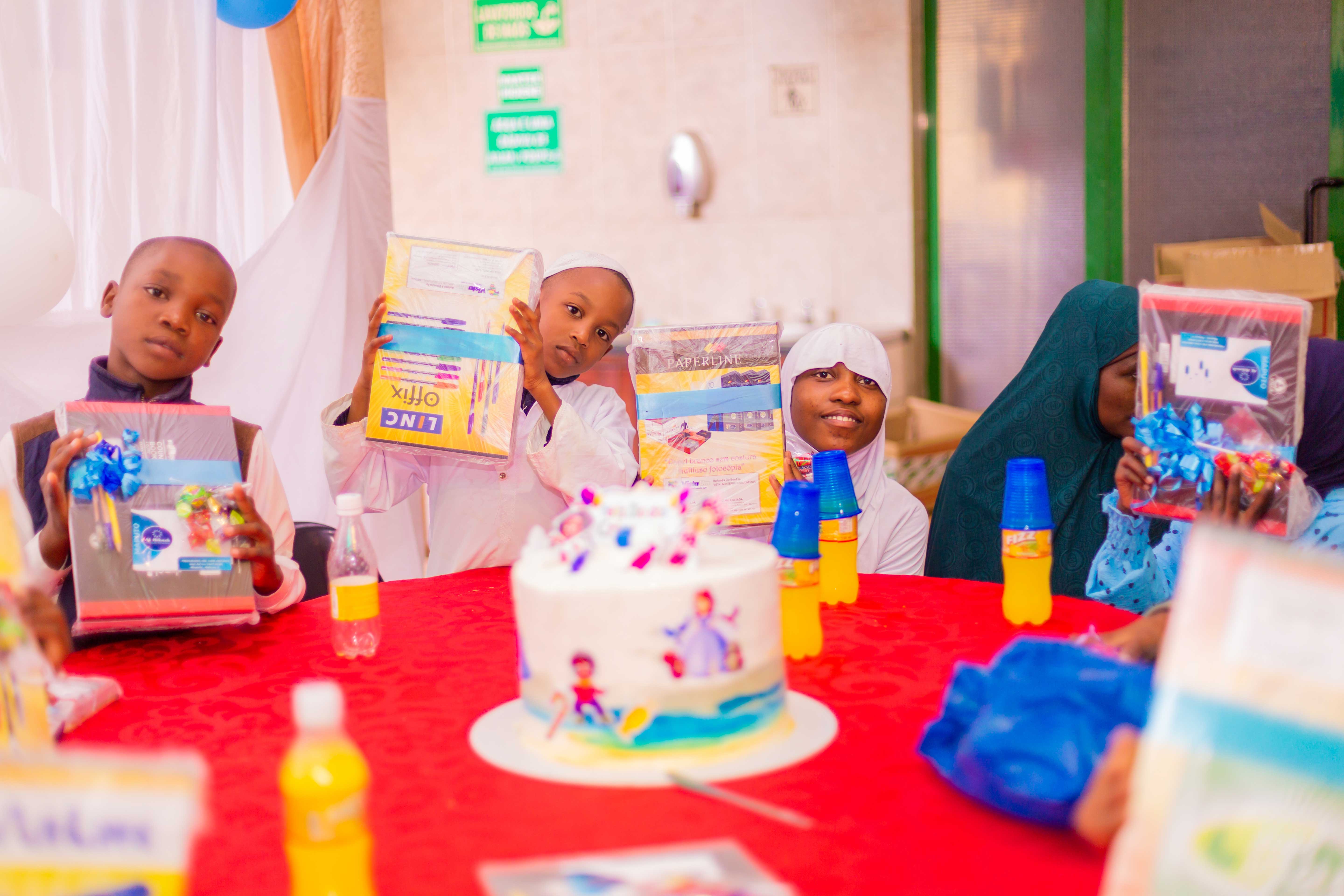 Cerca de 500 crianças recebem material escolar oferecido durante o programa “Eid com Órfãos”