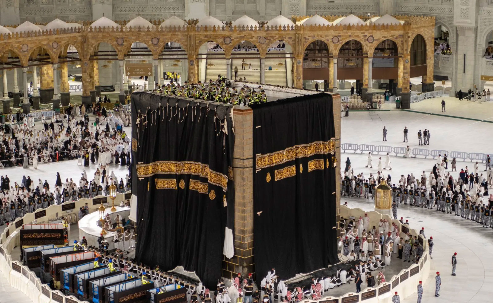 Makkah prepara-se para a cerimónia de troca da cobertura da Sagrada Kaaba