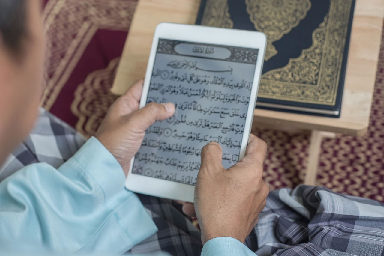 Traduções do Alcorão em 44 idiomas disponibilizadas no site do Complexo Rei Fahd para levar o livro sagrado a mais pessoas
