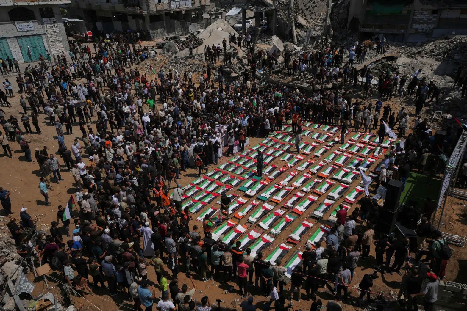 Faixa de Gaza realiza funeral coletivo com o sepultamento de 112 vítimas palestinas das quais 44 são crianças