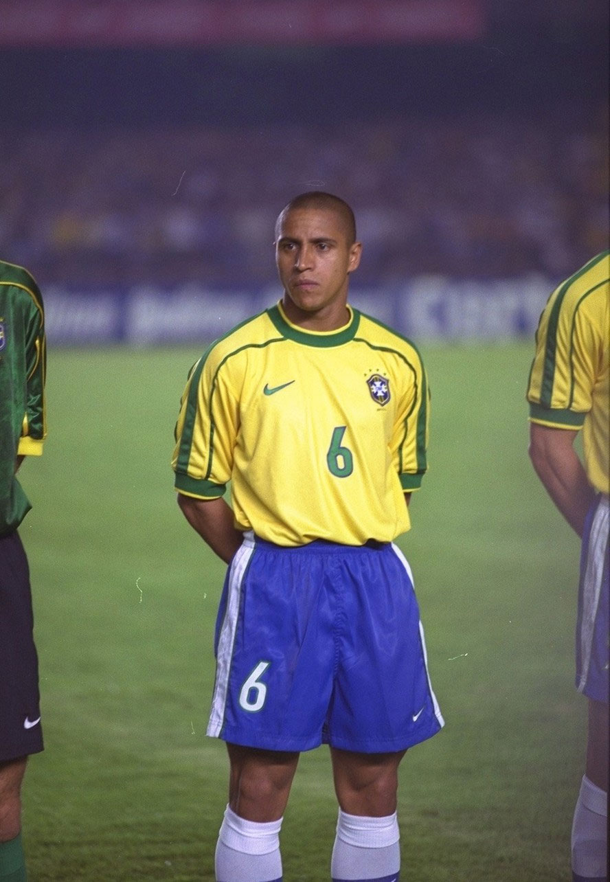 “Os rumores não são verdadeiros”, afirma Roberto Carlos negando que se tornou muçulmano