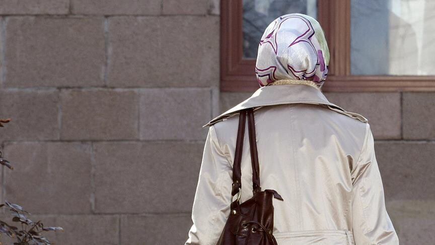 Professora muçulmana é demitida após se recusar a retirar o hijab em escola pública