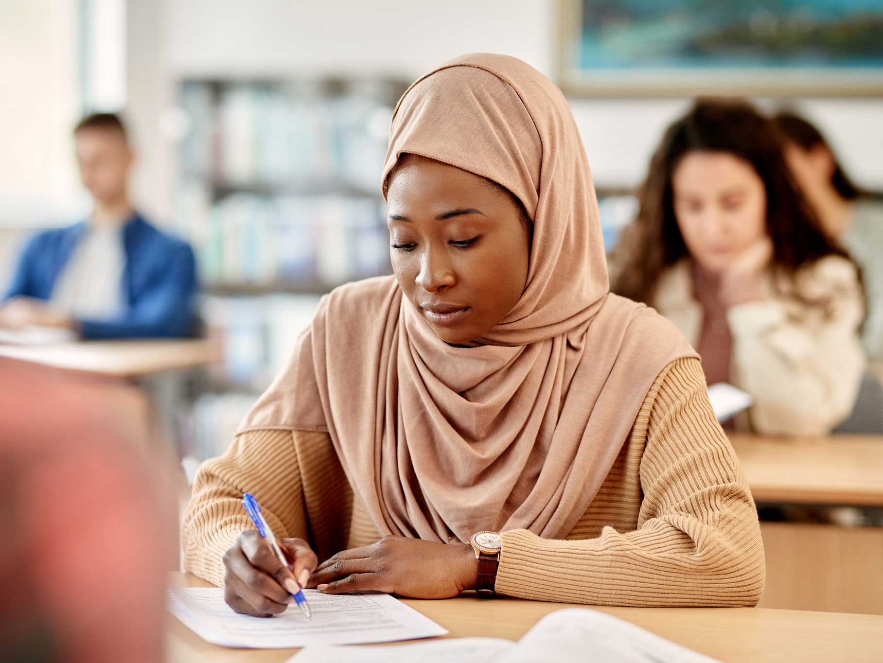 Gabinete Juvenil do CISLAMO lança campanha contra a proibição do hijab em instituições de ensino