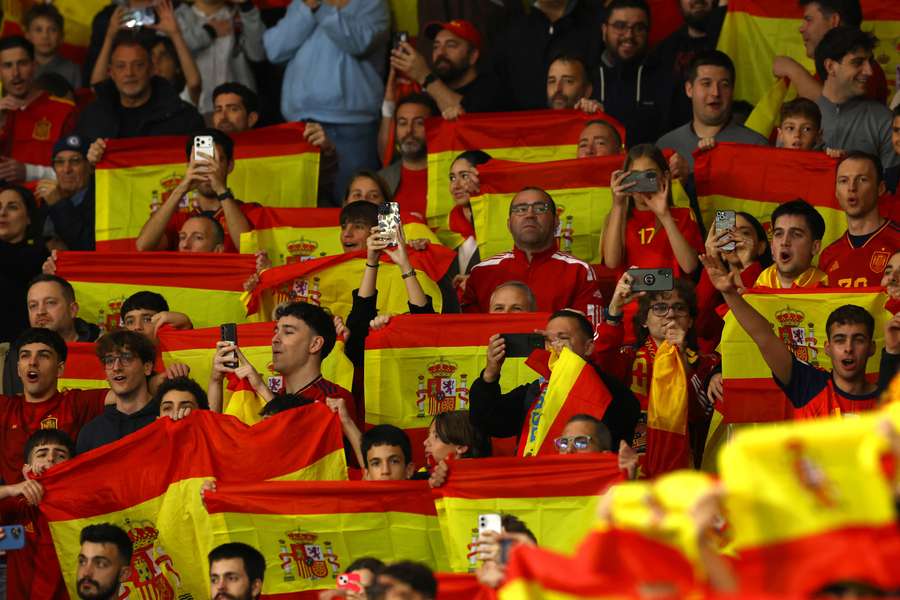 Adeptos espanhóis entoam cânticos contra muçulmanos no jogo amigável Espanha-Egipto
